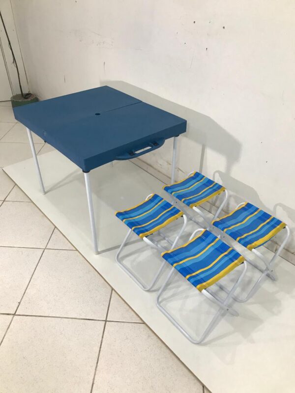 MESA CAMPING COM 4 BANQUETAS - 14 Mesa de Camping com 4 Banquetas e Maleta