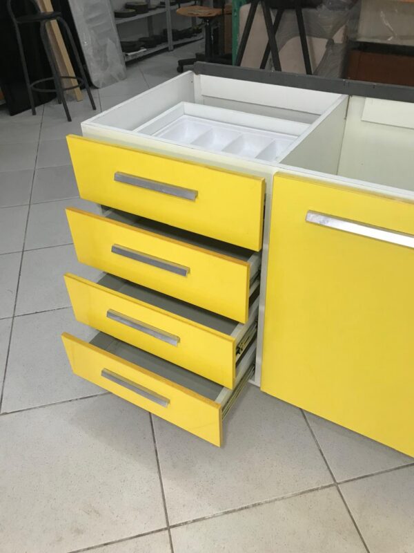 11- Balcão Gourmet com Tampo em Granito e Acabamento em Laca Amarela