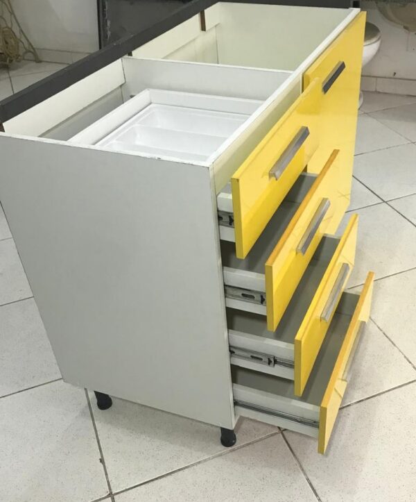 12- Balcão Gourmet com Tampo em Granito e Acabamento em Laca Amarela