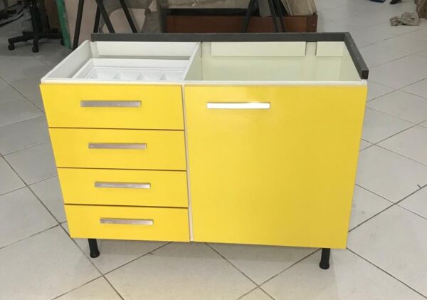 14- Balcão Gourmet com Tampo em Granito e Acabamento em Laca Amarela