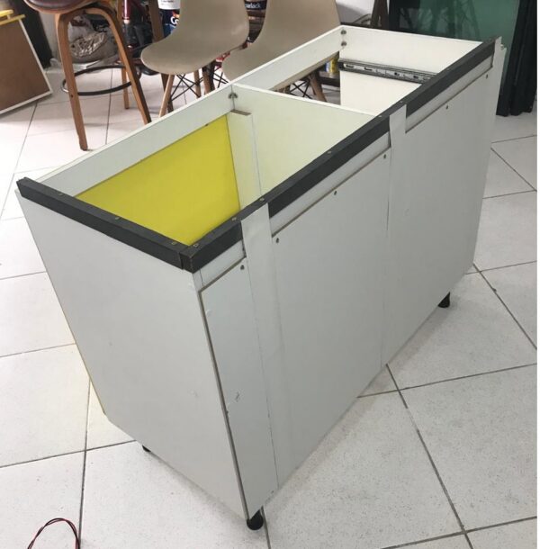 17- Balcão Gourmet com Tampo em Granito e Acabamento em Laca Amarela