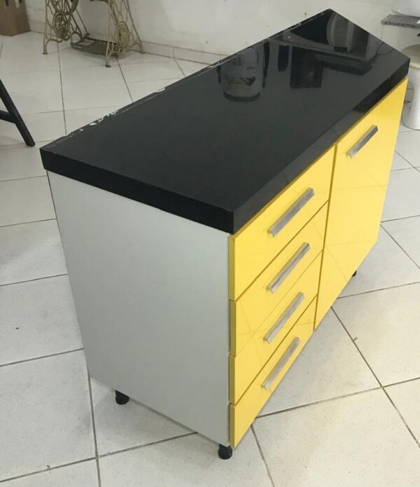 27- Balcão Gourmet com Tampo em Granito e Acabamento em Laca Amarela
