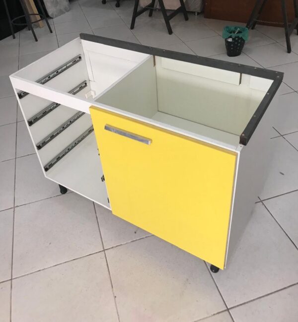 3- Balcão Gourmet com Tampo em Granito e Acabamento em Laca Amarela