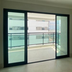 Kit de Porta de Sacada em Vidro Verde com Alumínio Preto - 4 Folhas