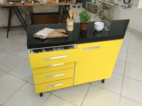 Imagem IA_2 Balcão Gourmet com Tampo em Granito e Acabamento em Laca Amarela