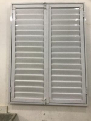 Portinhola em Alumínio Branco Veneziana Ventilada (2 Portas)